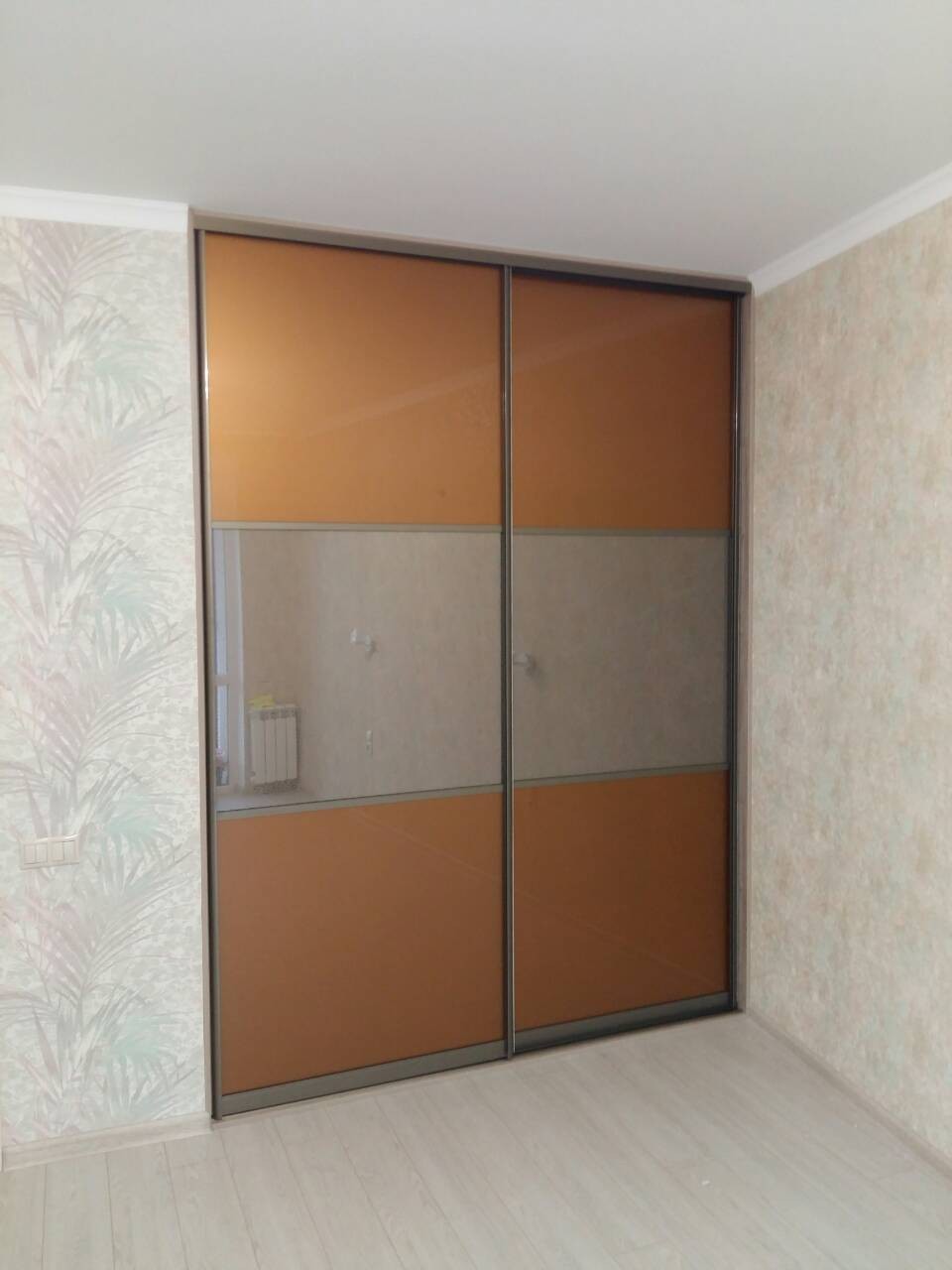 Встроенный шкаф со стеклом лакобель